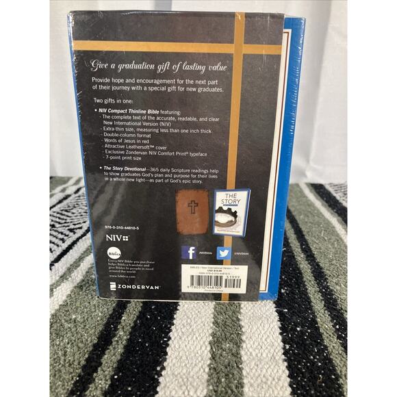 NIV Graduation Kit for Grads, Brown - Picture 2 of 4